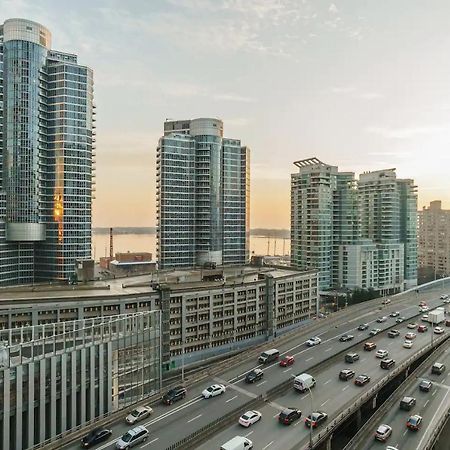 Luxury 2-Bedroom Condo Parking, View Of Cn Tower Toronto Exterior photo