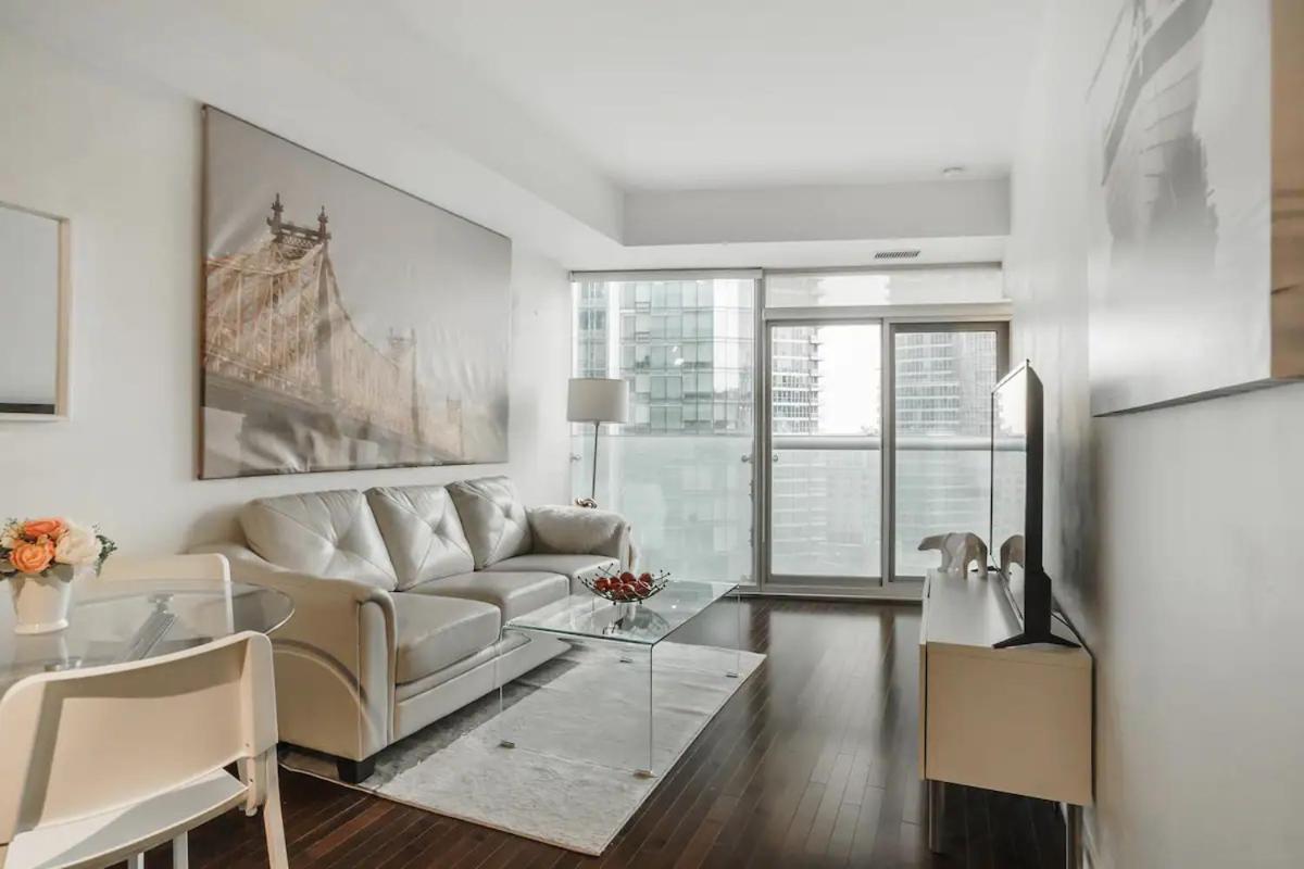 Luxury 2-Bedroom Condo Parking, View Of Cn Tower Toronto Exterior photo