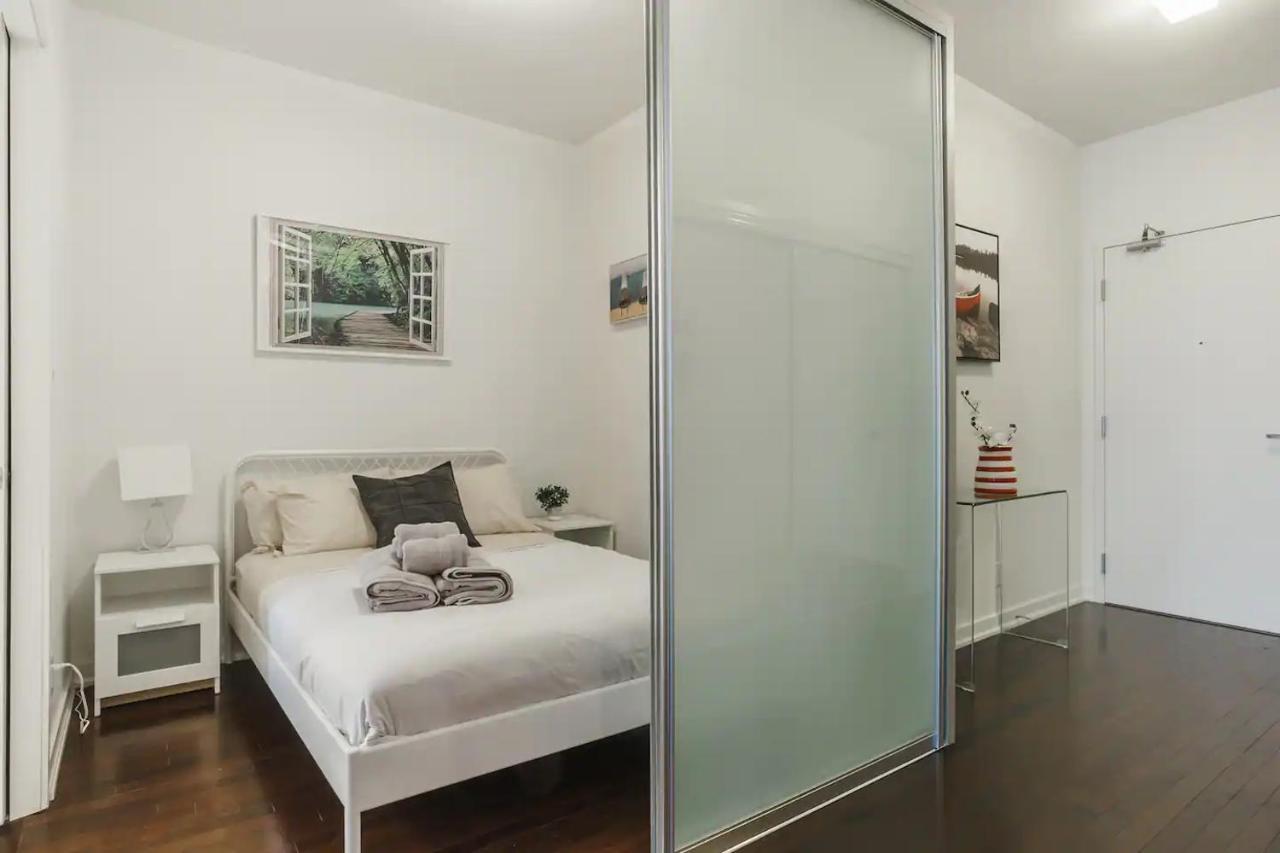 Luxury 2-Bedroom Condo Parking, View Of Cn Tower Toronto Exterior photo